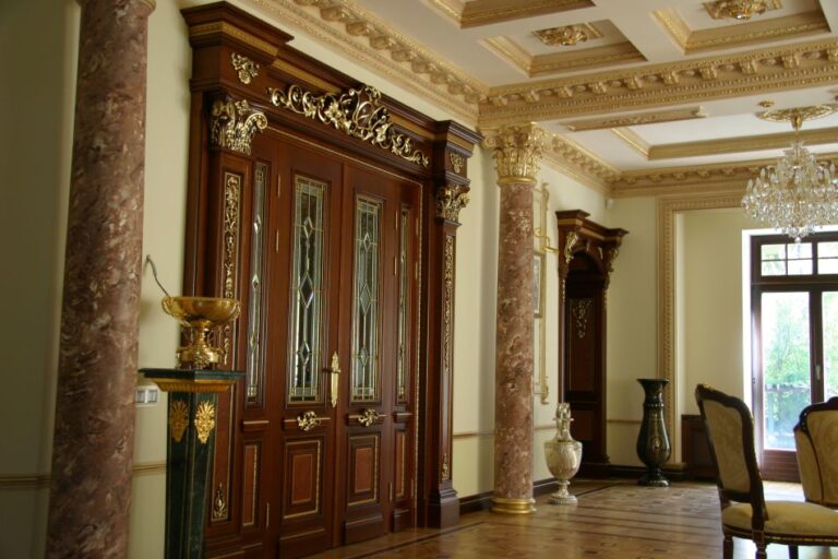 Эффектный ремонт особняка с позолоченными колоннами