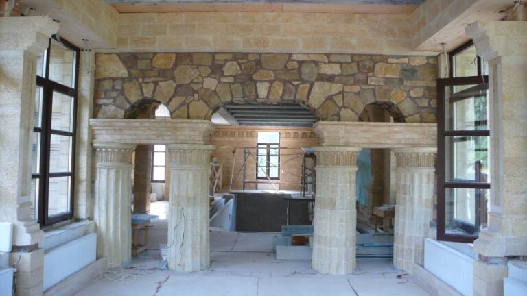 Ремонт дома с широкими колоннами возле дверного проема