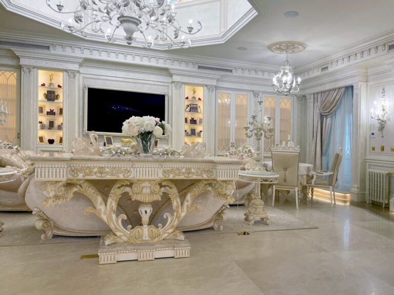 Интерьер гостиной с резной утонченной консолью