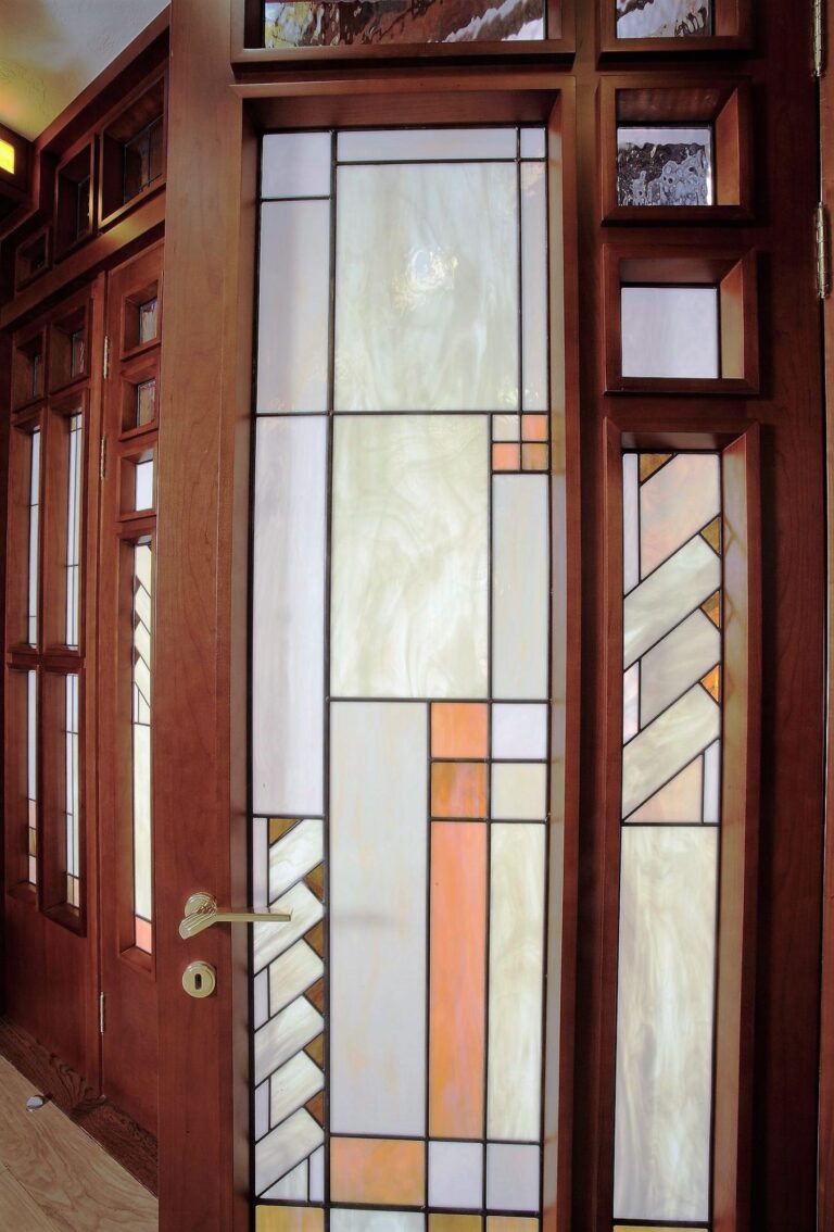 Входные двери с инкрустациями из мраморного слэба