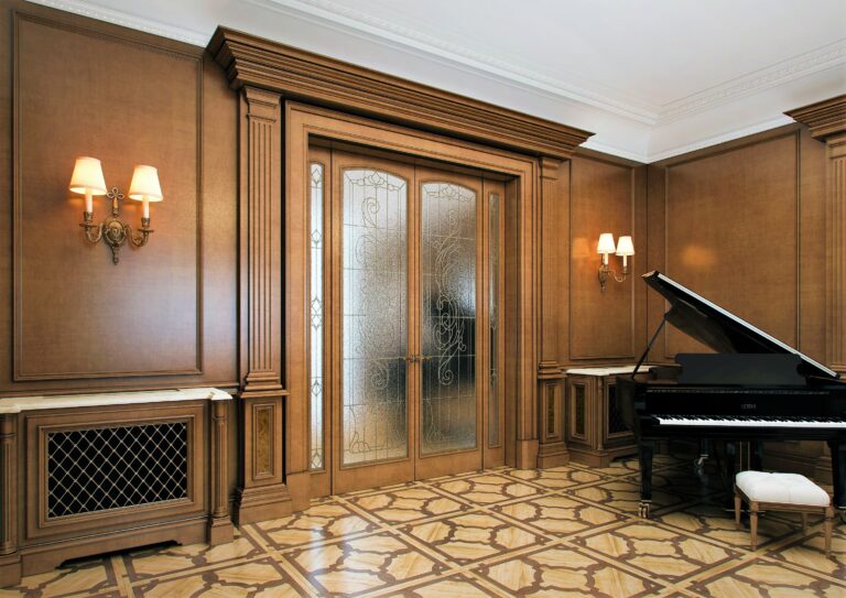 Гостиная с распашными застекленными дверями с золотистыми узорами