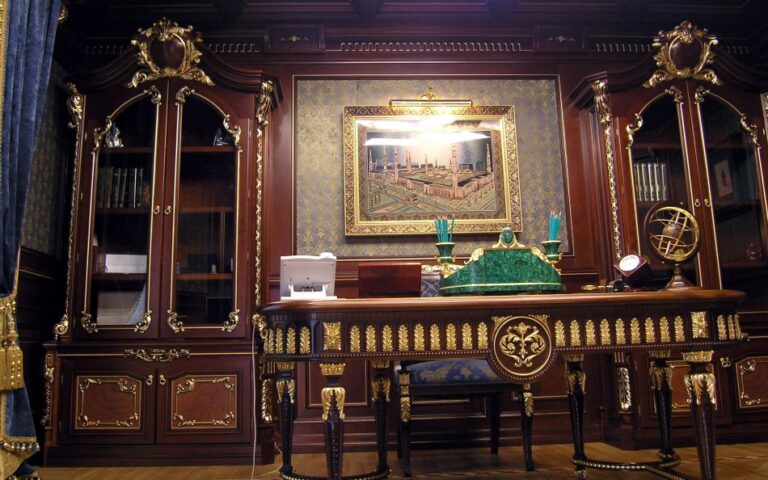 Резные детали с позолотой в обустройстве отремонтированного кабинета