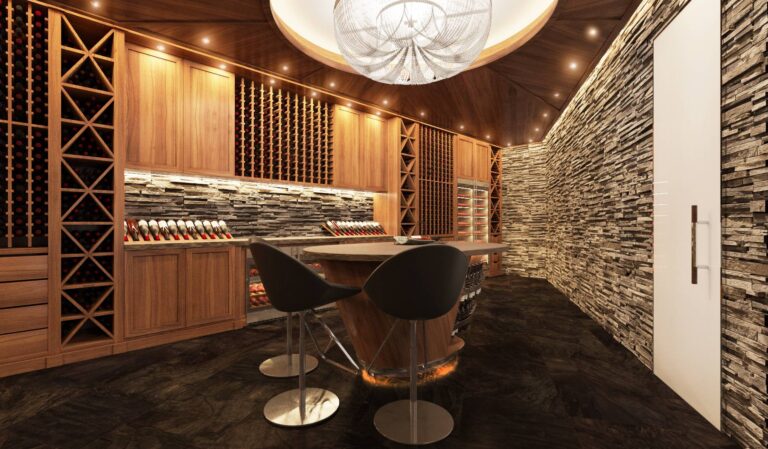 Бар со стенами из натурального камня грубой отделки