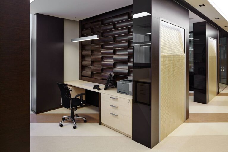 Дизайн интерьера небольшого кабинета в офисе компании