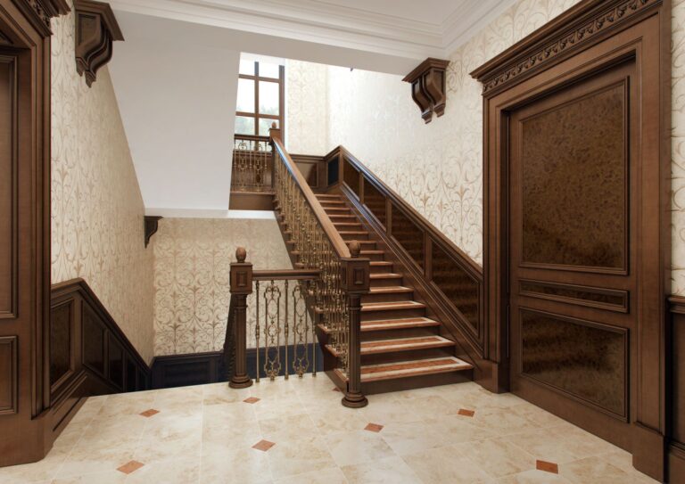 Панели из радики в отделке темно-ореховой лестницы