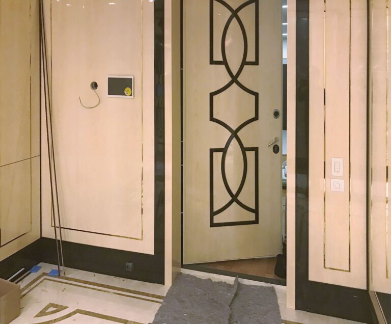 Дверной проем в отделке глянцевыми стеновыми панелями