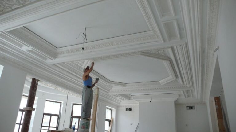 Ремонт потолка особняка с акцентом на геометрию