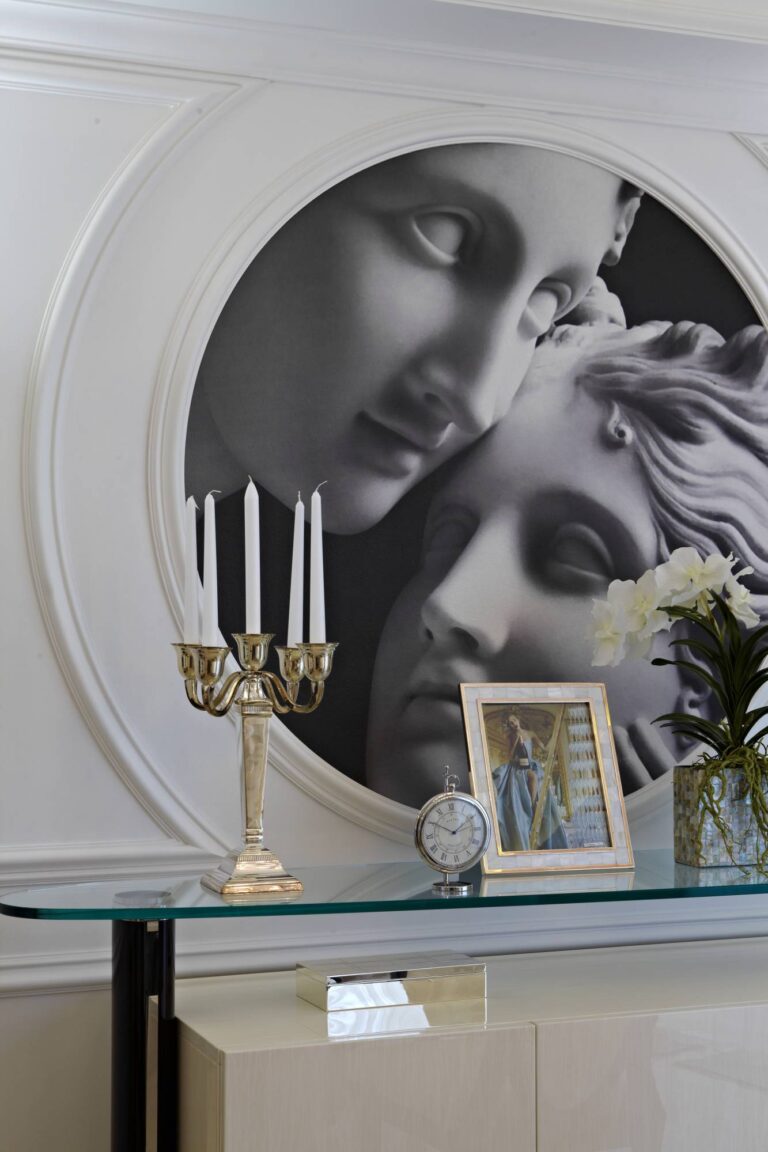 Интерьер столовой комнаты с античной картиной