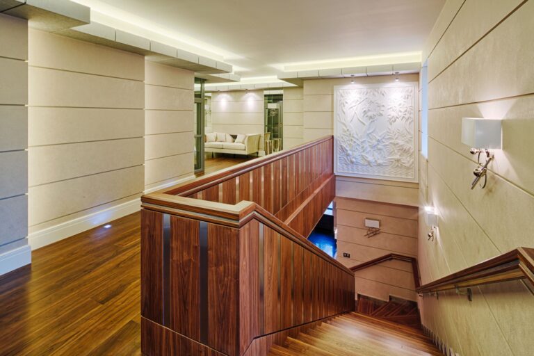 Лестничный пролет с белоснежным панно с растительным рельефным рисунком