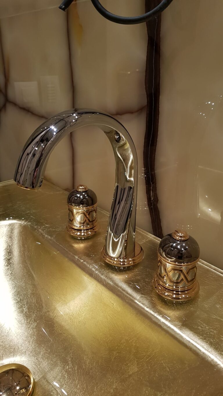 Дизайн санузла с хромированным краном-смесителем и декорированными золотистыми вентилями