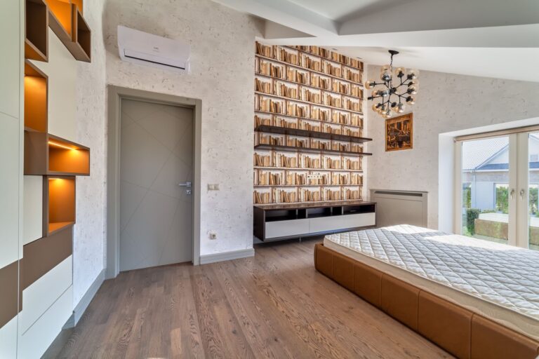 Обои с книжным принтом в дизайне спальни