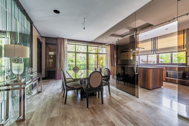 Стена из тонированного стекла в зонировании интерьера кухни и столовой