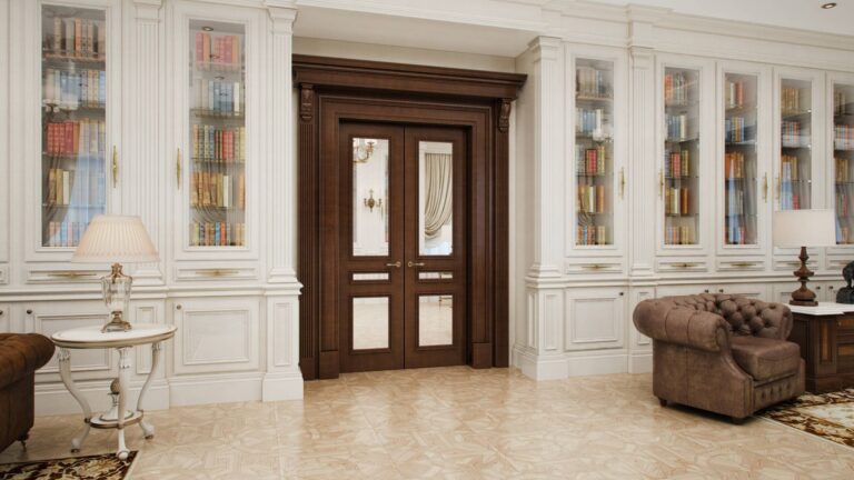 Античные пилястры и зеркальные вставки в оформлении распашных дверей из массива древесины