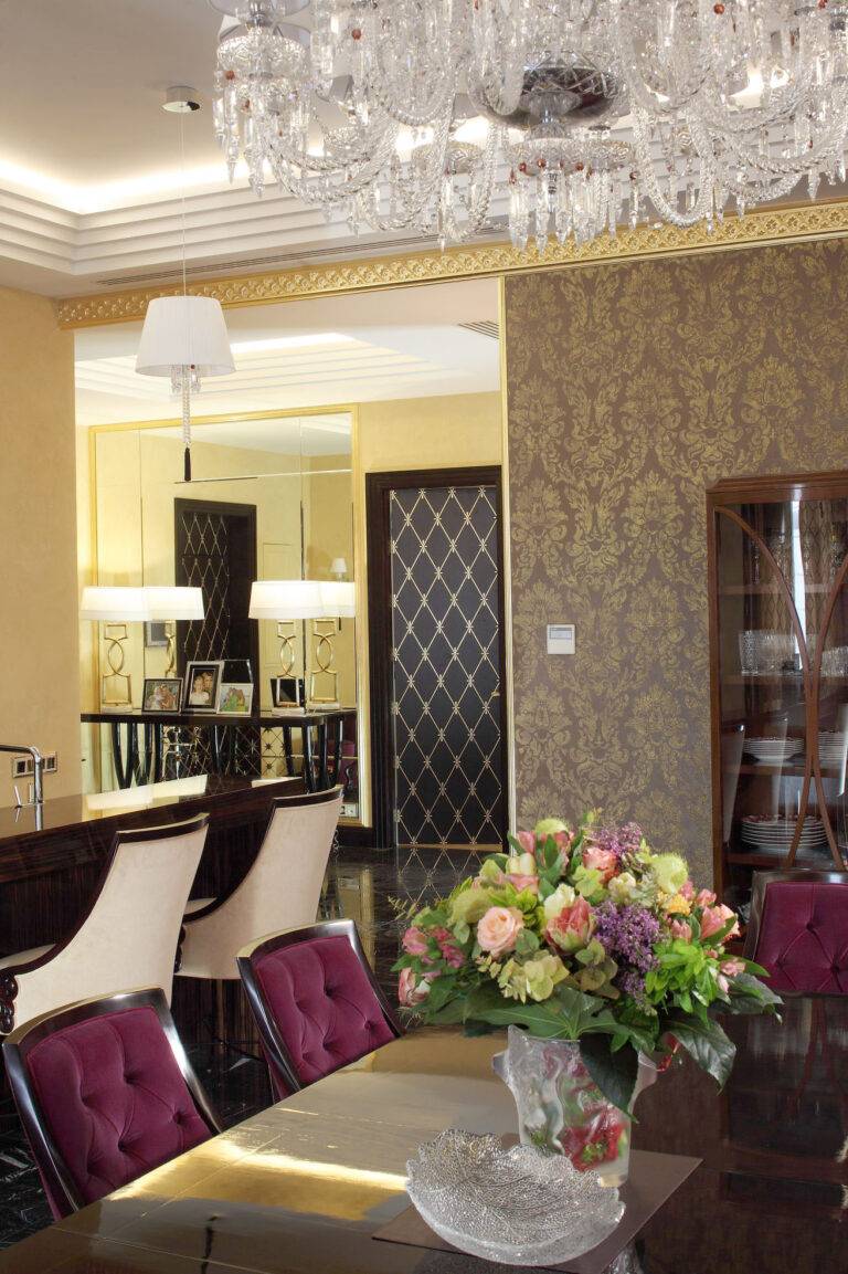 Резной позолоченный карниз в оформлении гостиной