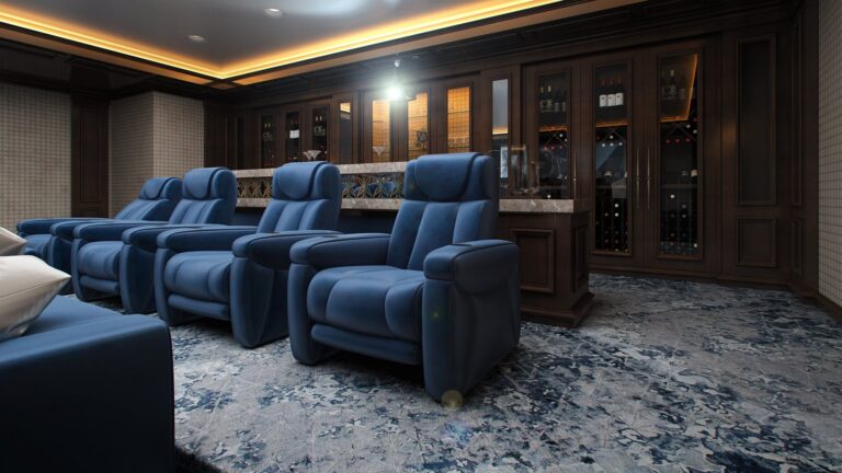 Интерьер кинозала с мягкой мебелью и классическими шкафами
