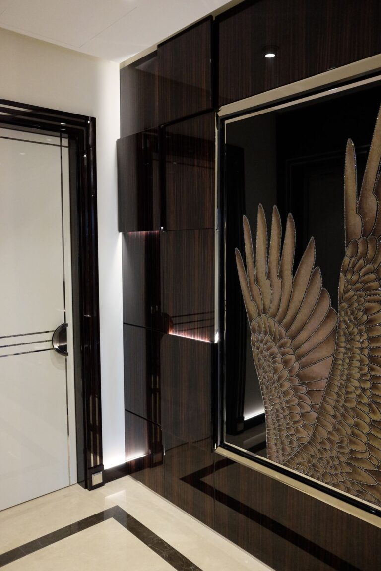 Цвет горького шоколада в дизайн-проекте белого холла