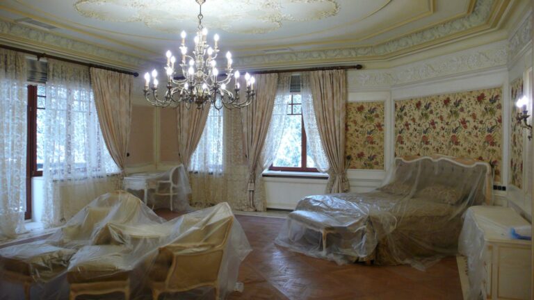 Роскошная отделка и элитная мебель в спальне после ремонта