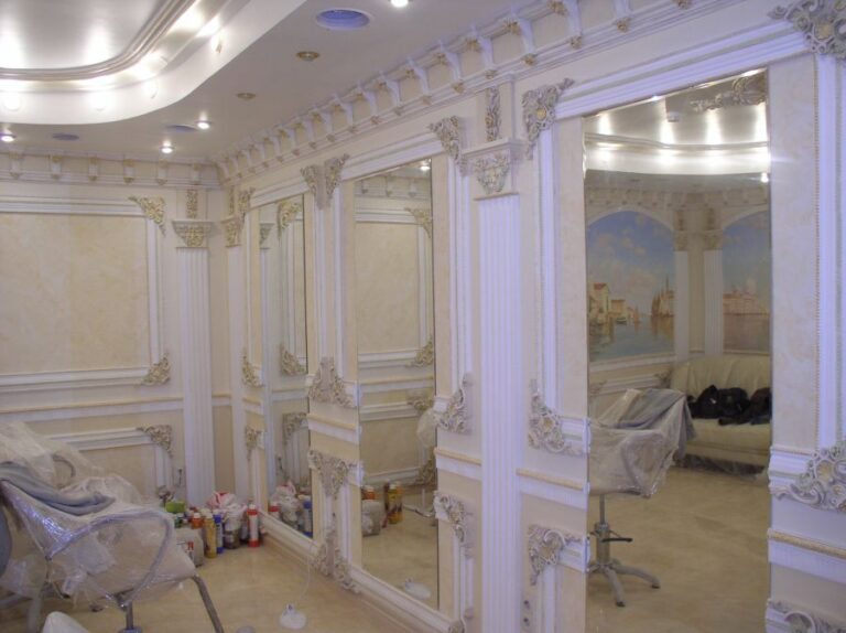 Богатое оформление салона красоты с бело-бежевыми стенами