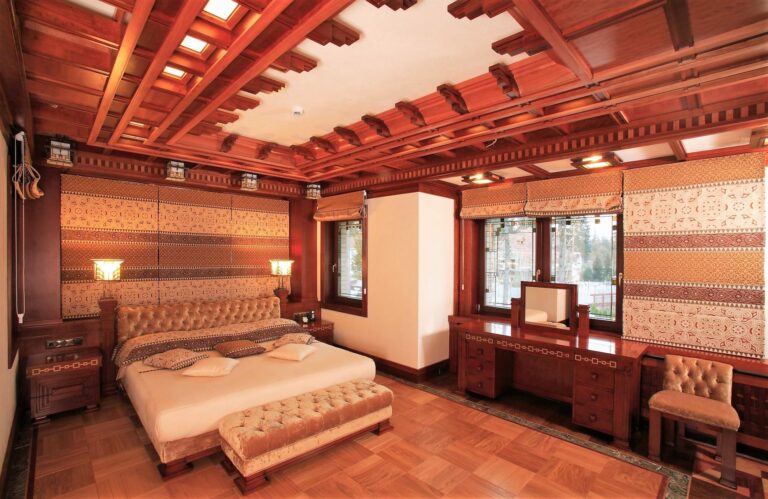 Единое узорчатое текстильное оформление стен и окон спальни