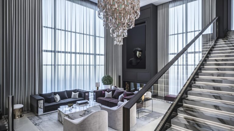 Гостиная с каскадной люстрой из стеклянных подвесок