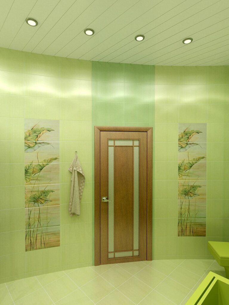 Дизайн ванной комнаты со светлым потолком