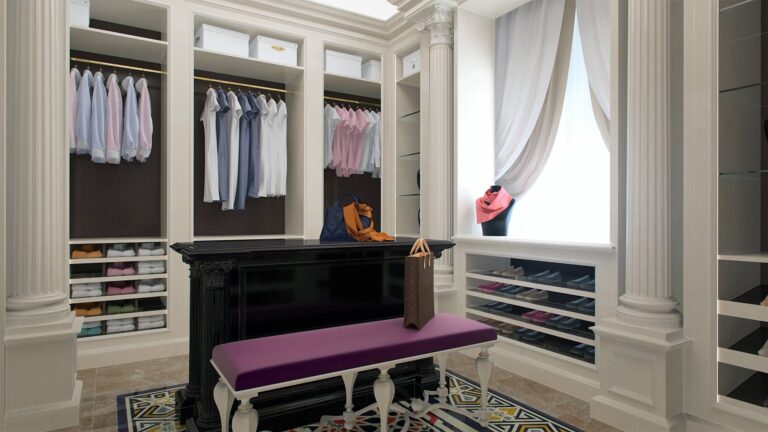 Белая гардеробная с лиловой скамьей