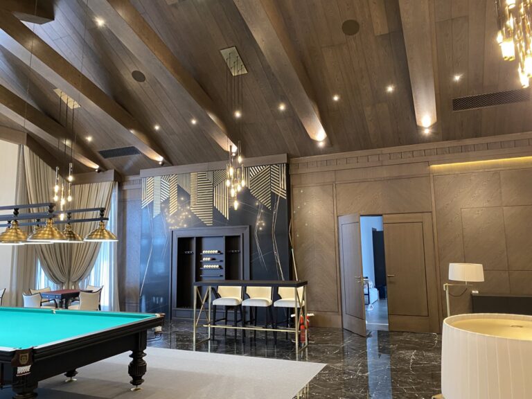 Дизайн бильярдной с готовой отделкой деревом