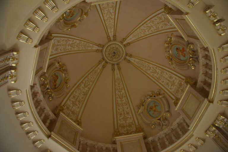 Резные детали и роспись на потолке дома после ремонта