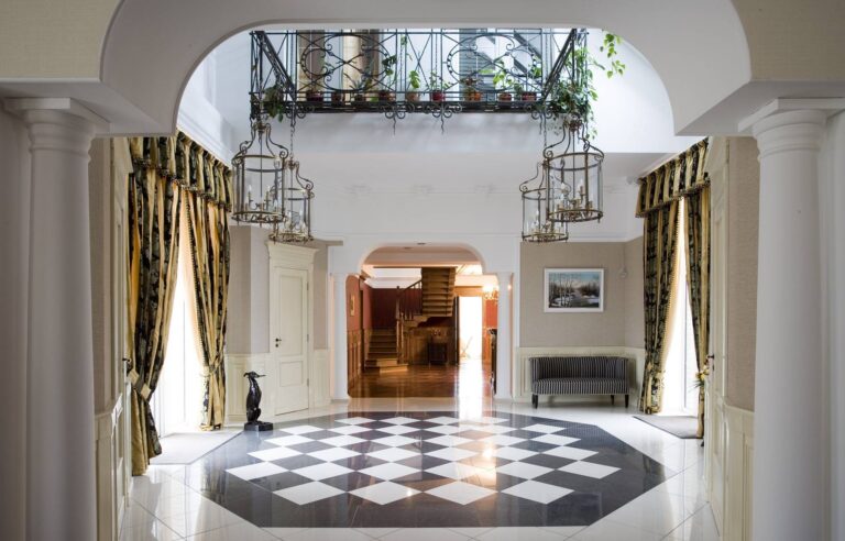 Интерьер многоугольного холла с черно-белой напольной плиткой