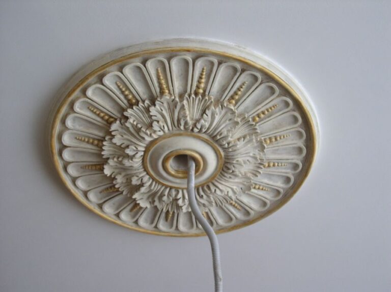 Потолок после ремонта с лепной розеткой для люстры