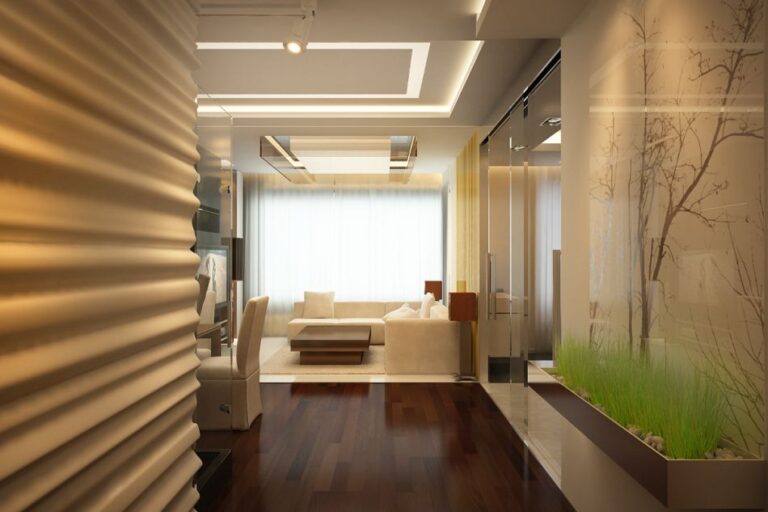 Рельефная бежевая стена в оформлении коридора-холла