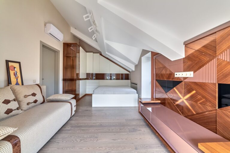 Темно-ореховые акценты в дизайне белой спальни