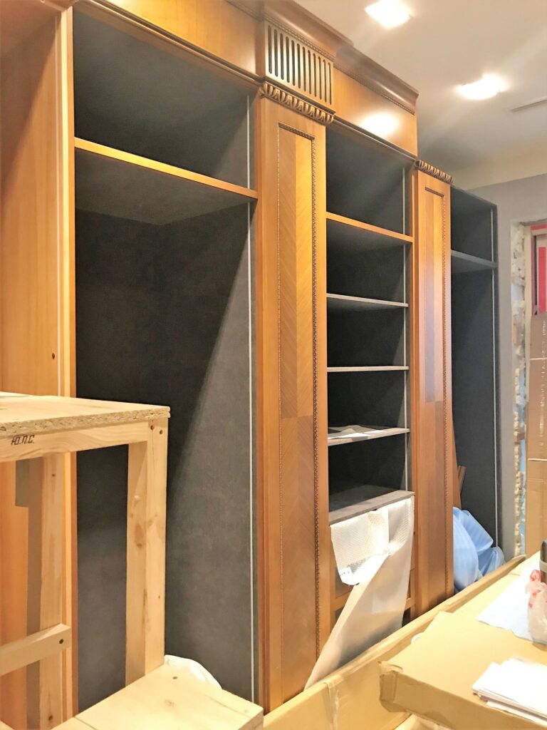 Фасады орехового оттенка в отделке встроенных шкафов