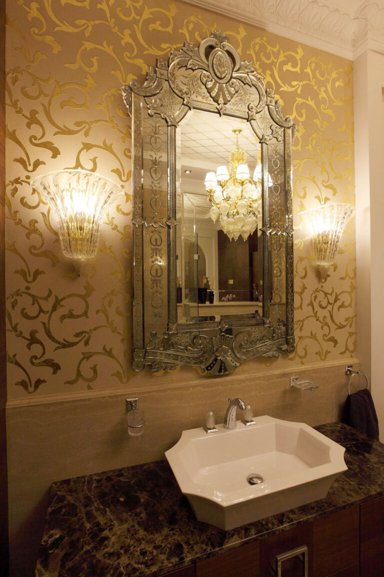 Дизайн санузла с хрустальными бра и зеркалом