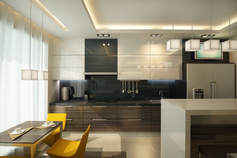 Светлый дизайн кухни с яркими желтыми стульями