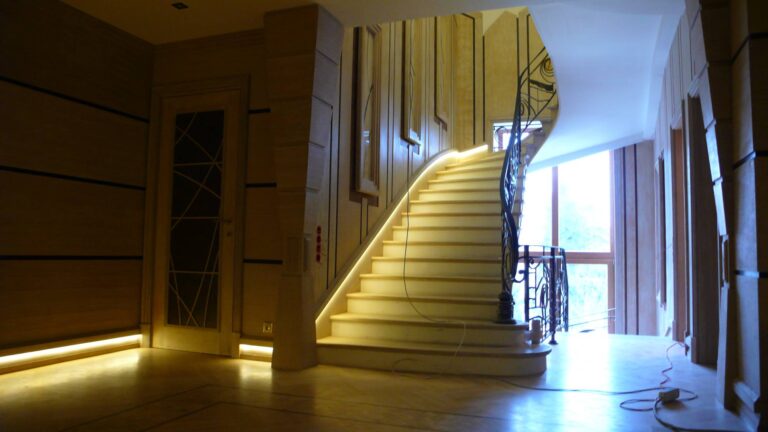 Эффектный ремонт особняка с подсвеченной белой лестницей