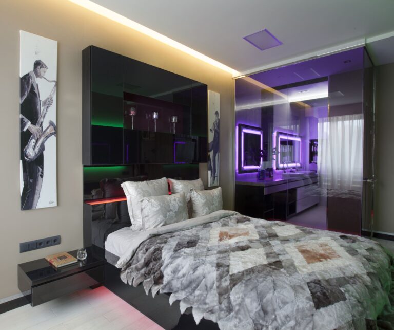 Реальный интерьер спальни с мебелью с подстветкой