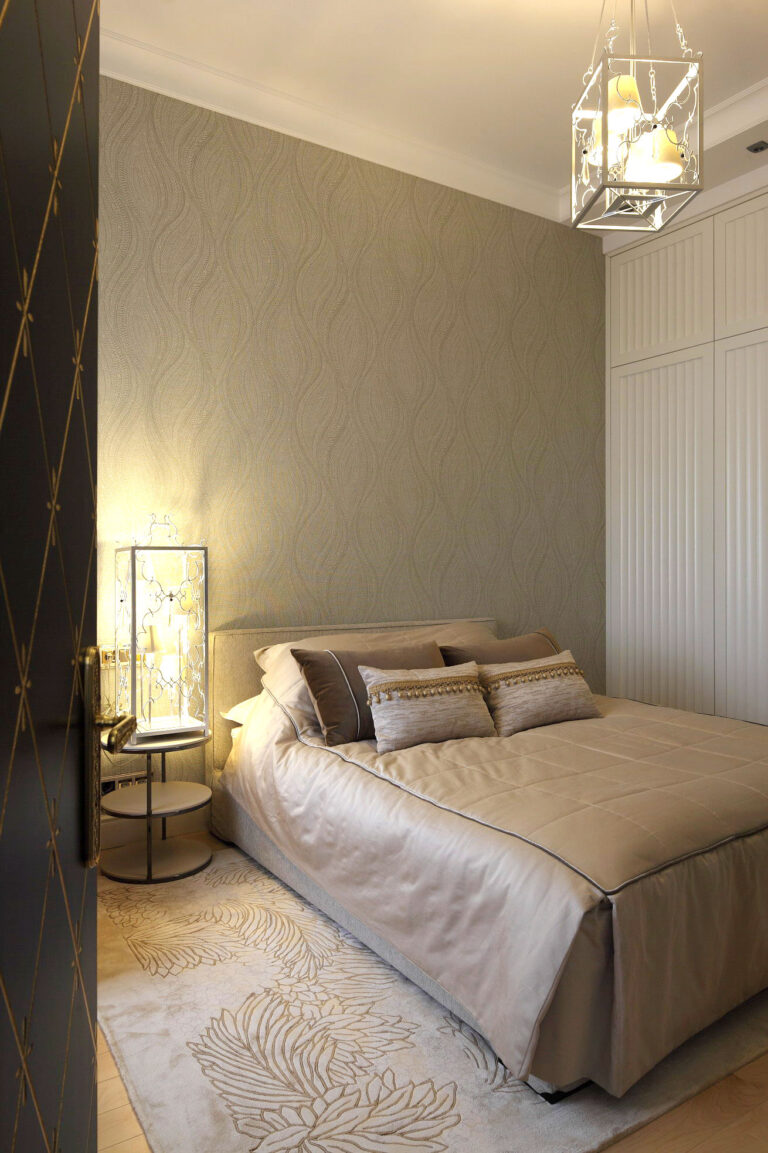 Белые шкафы в дизайне спальни песочного оттенка