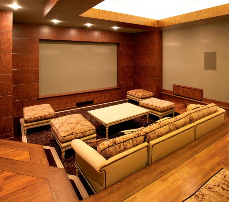 Роскошный дизайн кинозала в частном доме