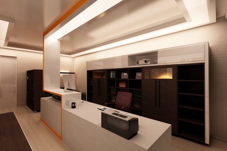 Фигурная полоса с подсветкой на потолке в дизайне кабинета