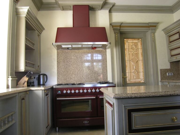 Готовый ремонт кухни с ярким цветовым пятном в зоне плиты