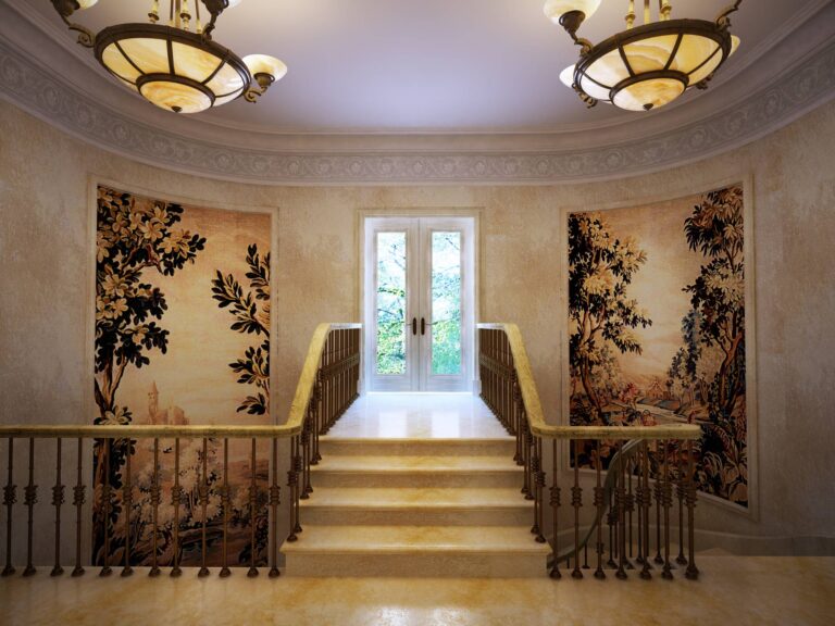 Дизайн вестибюля дома с нежными картинами на стенах