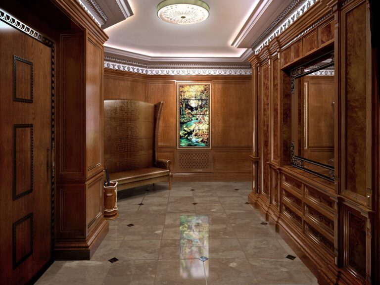 Дизайн холла коттеджа с витражным окном