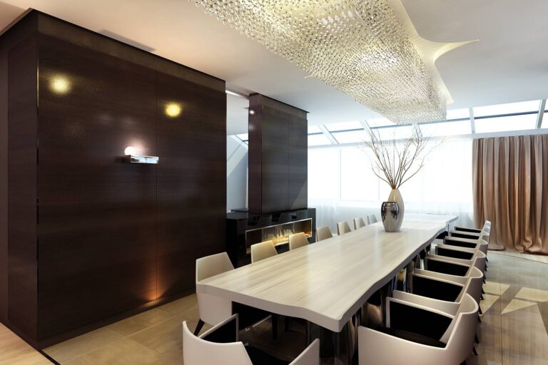 Дизайн столовой с большим столом в натуральных древесных тонах