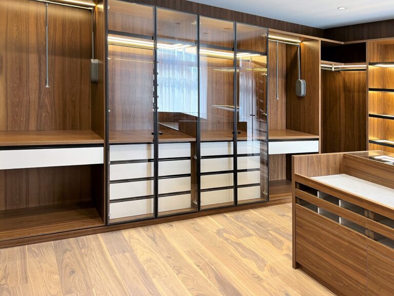 Интерьер гардеробной с мебелью из стекла и дерева