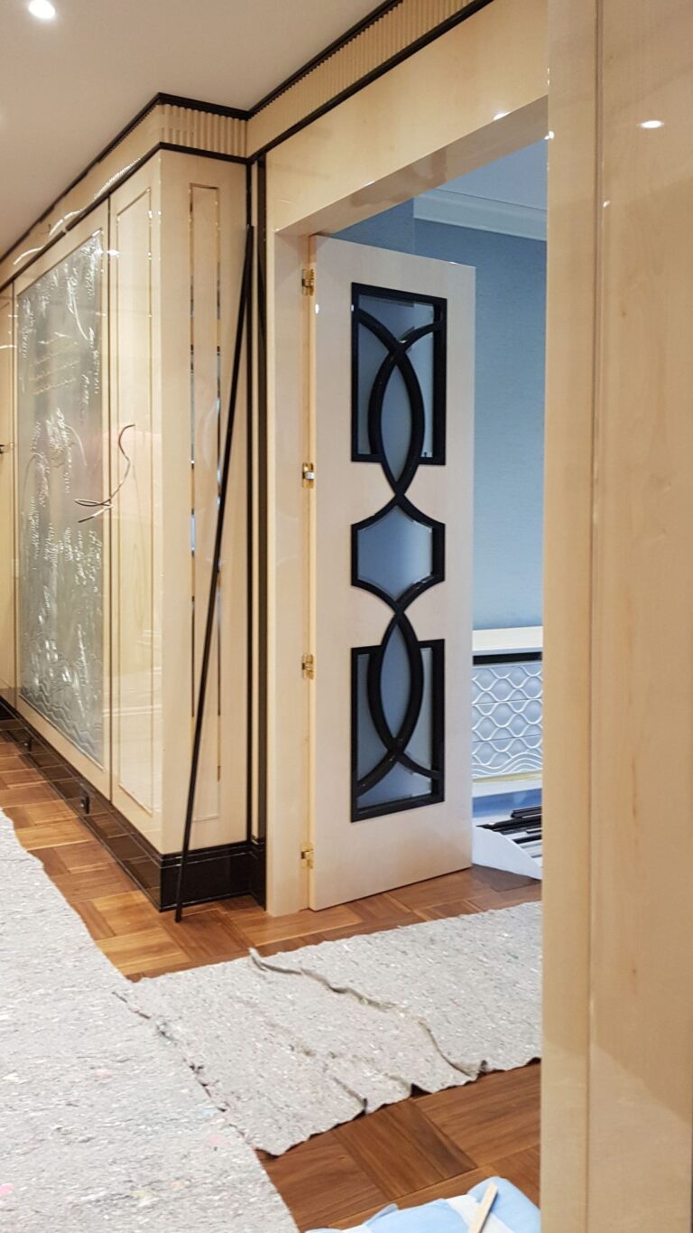 2 декорированные распашные двери в дизайне дверного проема