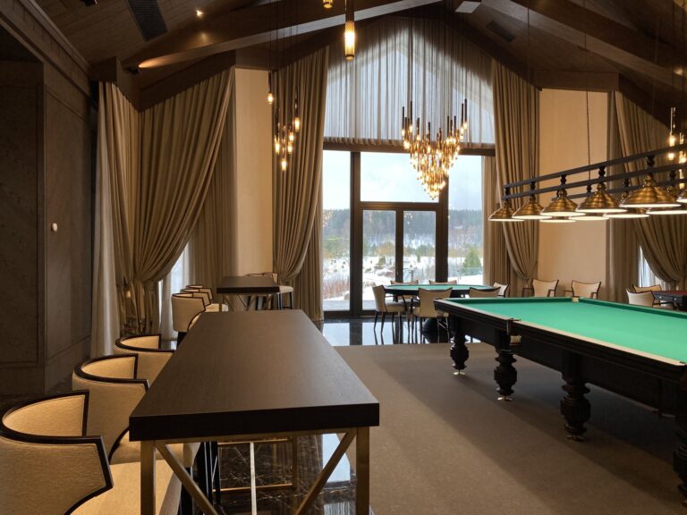 Интерьер бильярдной со стойками и креслами