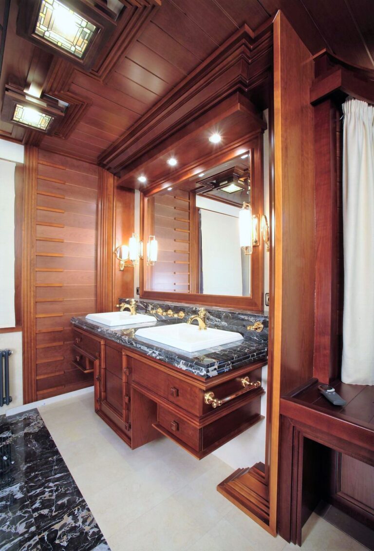 Интерьер ванной комнаты с двойным умывальником на черной мраморной столешнице