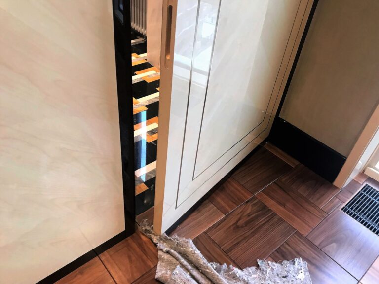 Санузел с дверью в металлической отделке