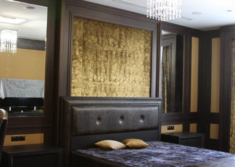 Современный ремонт спальни с экзотической обивкой мебели